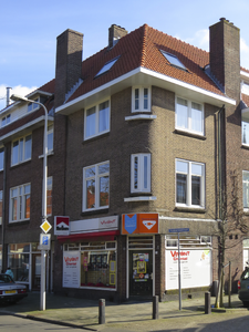 908578 Gezicht op het winkelhoekpand Jan van Scorelstraat 74 te Utrecht, met links de Hobbemastraat.N.B. bouwjaar: 1920 ...
